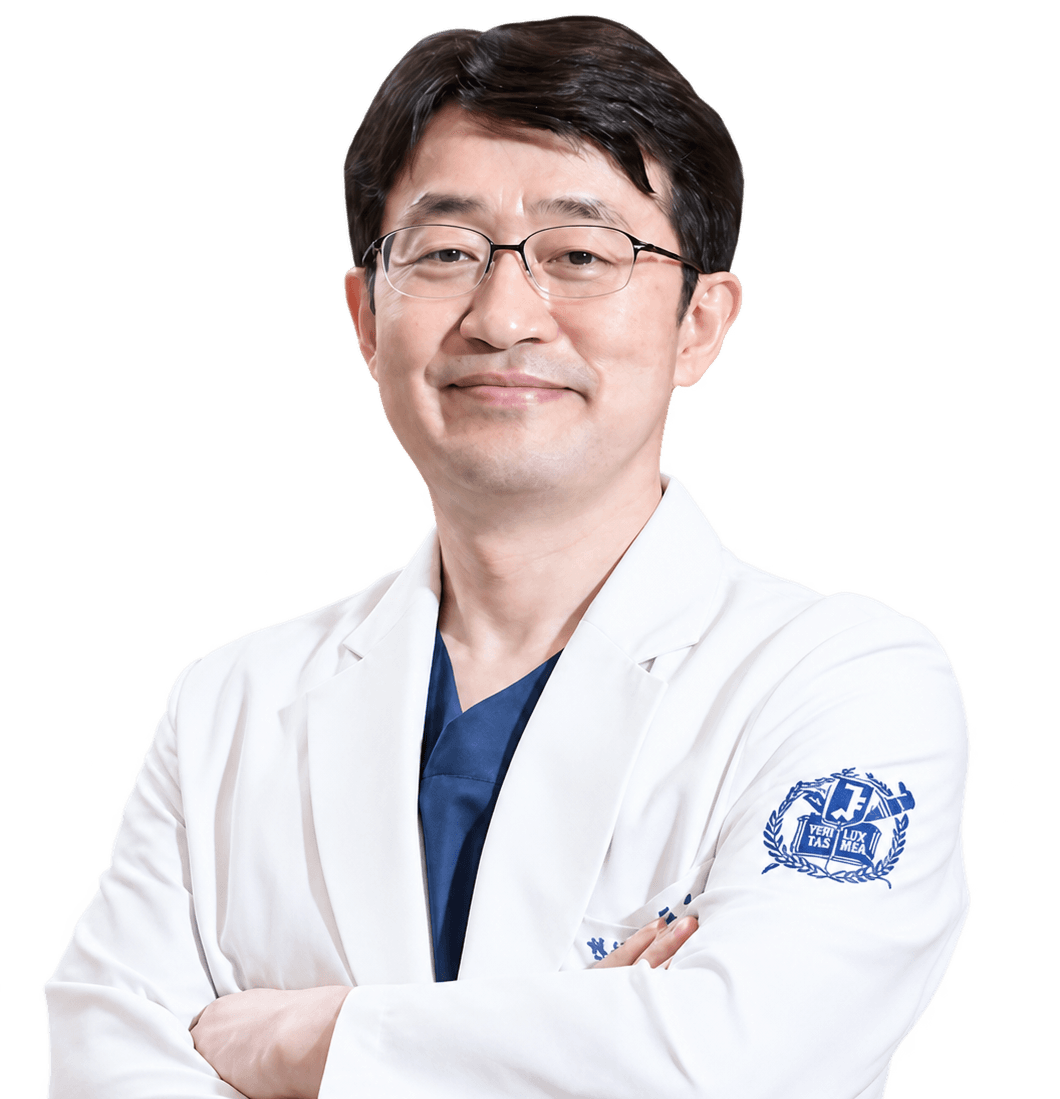 서울대학교 문장을 배경으로 선 강남서울외과 강주호 원장