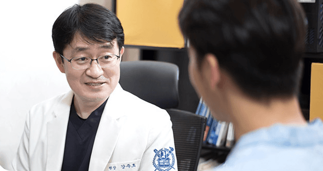 환자와 상담하는 강남서울외과 강주호 원장