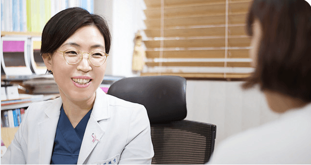 환자와 상담하는 강남서울외과 김혜경 원장